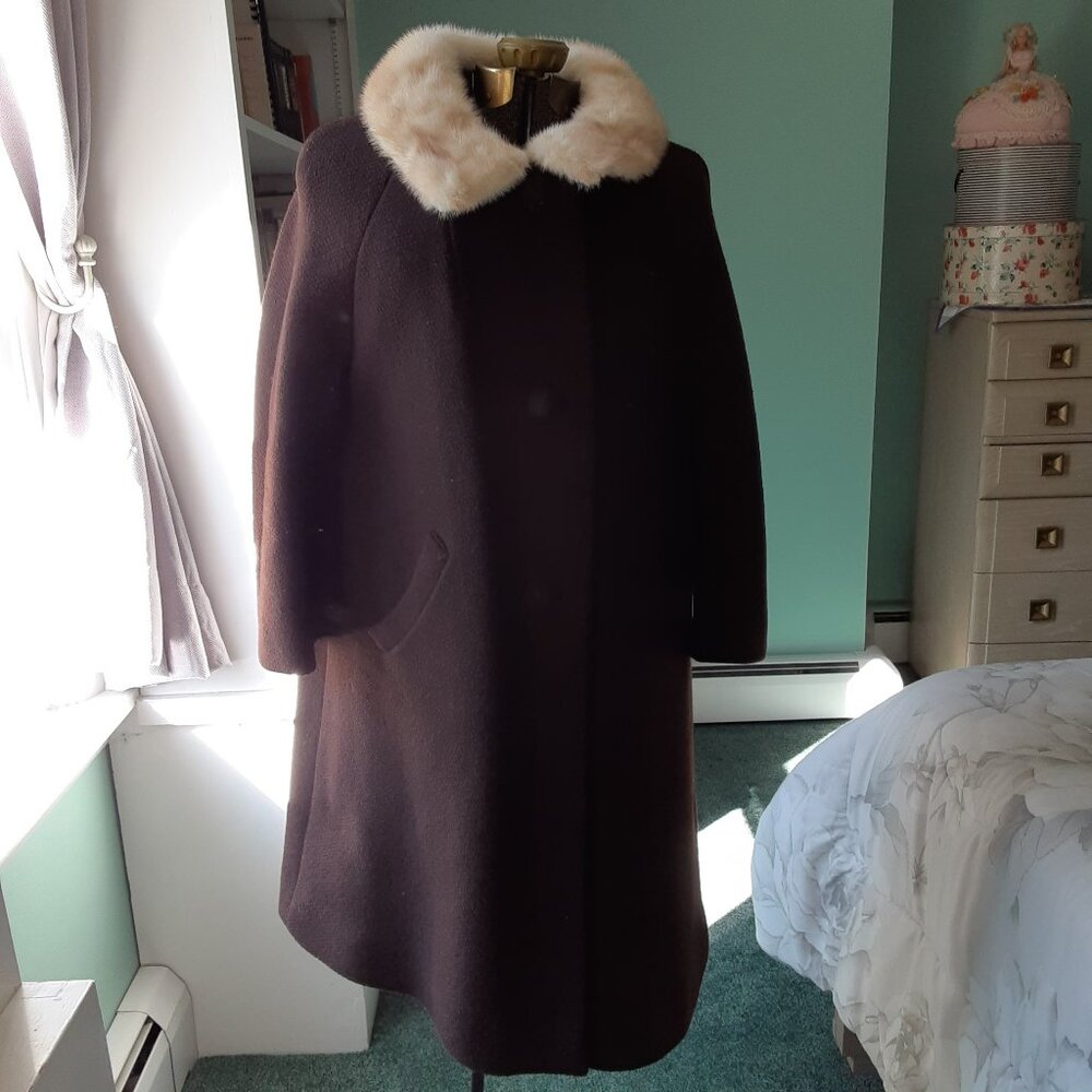 Created by Faircraft for Logan's LVINTAGE LADIES BROWN WOOL COAT MINK FUR COLLAR